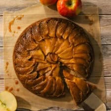 Easy Upside-Down Apple Cake with Caramelized Apples